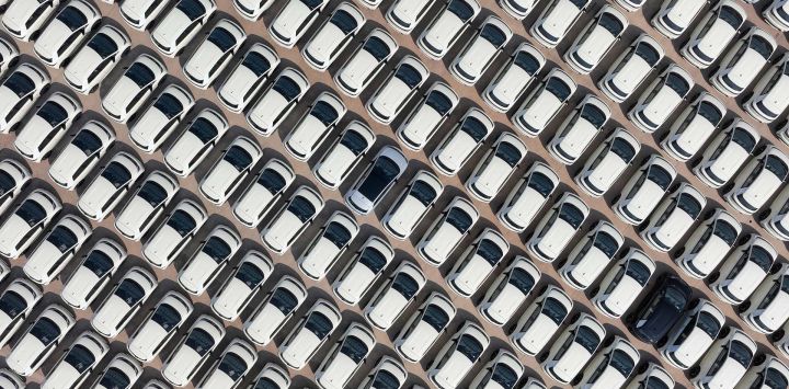 Vista aérea tomada con un dron de vehículos destinados a la exportación en la base de Fuzhou de BYD, en Fuzhou, en la provincia de Jiangxi, en el este de China. En el taller de la base de Fuzhou del fabricante de automóviles chino BYD en Jiangxi, los procesos de estampado, soldadura, pintura y montaje final operan eficientemente. Robots industriales y vehículos de guiado automático trabajan de forma coordinada, logrando un control digital de todo el proceso.