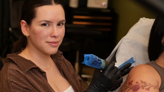 Tinta, lujo y microrrealismo: la artista venezolana que transformó el tatuaje en una experiencia de autor