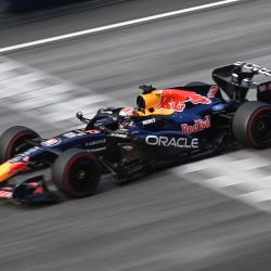 El piloto neerlandés de Red Bull Racing, Max Verstappen, pilota su coche durante el Gran Premio de Baréin de Fórmula 1 en Sepang. | Foto:JADE GAO / AFP