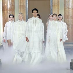 Imagen de modelos presentando creaciones de la colección Primavera/Verano 2027 de la marca china Heaven Gaia, en el Palacio Colonna, en Roma, Italia. | Foto:Xinhua/Li Jing