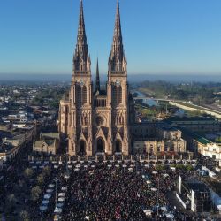 Vista aérea tomada durante la 52.ª peregrinación anual a la Basílica de Nuestra Señora de Luján, en Luján (provincia de Buenos Aires, Argentina). Cientos de miles de fieles participan en la tradicional peregrinación a pie desde Buenos Aires hasta la Basílica de Luján, que el papa León XIV tiene previsto visitar el 11 de noviembre durante su viaje apostólico a Argentina. | Foto:Tomas Cuesta / AFP
