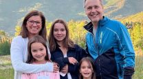 Chad Lowe, Kim Painter y sus hijas Mabel, Fiona y Nixie