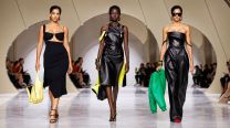 Givenchy Primavera-Verano 2027: Sarah Burton lleva la estructura a la superficie