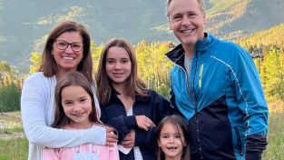 Chad Lowe, Kim Painter y sus hijas Mabel, Fiona y Nixie