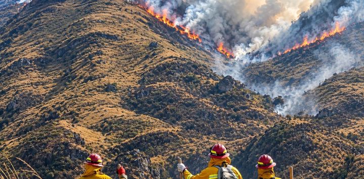 Esta imagen facilitada por el IX Cuerpo de Bomberos Regional de Cusco muestra a bomberos peruanos observando un incendio en el Valle Sagrado de los Incas, cerca de la vía principal de acceso a Machu Picchu, en las inmediaciones del centro poblado de Yanahuara, departamento de Cusco, Perú.