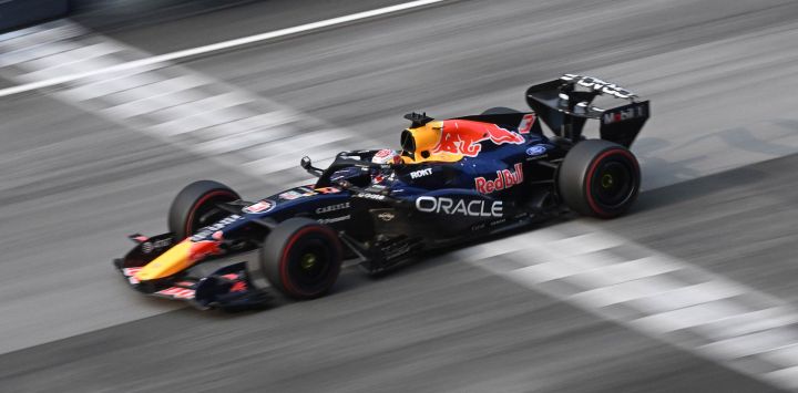 El piloto neerlandés de Red Bull Racing, Max Verstappen, pilota su coche durante el Gran Premio de Baréin de Fórmula 1 en Sepang.