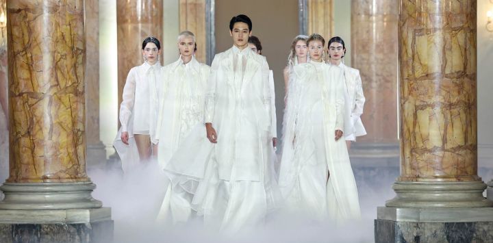 Imagen de modelos presentando creaciones de la colección Primavera/Verano 2027 de la marca china Heaven Gaia, en el Palacio Colonna, en Roma, Italia.