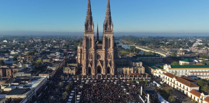 Vista aérea tomada durante la 52.ª peregrinación anual a la Basílica de Nuestra Señora de Luján, en Luján (provincia de Buenos Aires, Argentina). Cientos de miles de fieles participan en la tradicional peregrinación a pie desde Buenos Aires hasta la Basílica de Luján, que el papa León XIV tiene previsto visitar el 11 de noviembre durante su viaje apostólico a Argentina.
