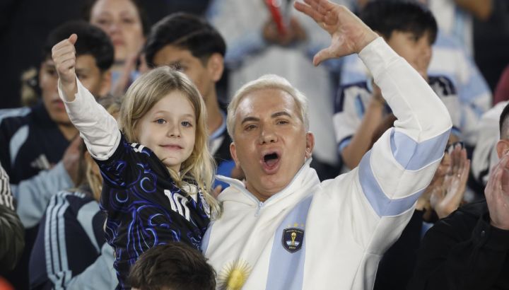 La noche padre e hijo de Flavio Mendoza y Dionisio en le partido de la selección contra Burkina Faso