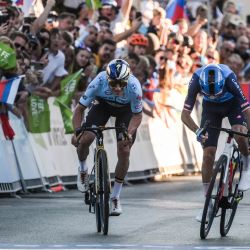 El ciclista belga Remco Evenepoel (izq.) esprinta hacia la línea de meta para ganar la prueba de ruta masculina élite del Campeonato de Europa de Ciclismo en Ruta de la UEC, por delante del italiano Giulio Ciccone (der.), en Sencur, cerca de Liubliana (Eslovenia). | Foto:Jure Makovec / AFP