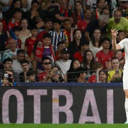 El delantero noruego Erling Haaland hace un gesto durante el partido de fútbol del Grupo 4 de la Liga de Naciones de la UEFA entre Portugal y Noruega en el estadio do Dragão de Oporto. | Foto:MIGUEL RIOPA / AFP
