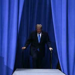 El presidente de Estados Unidos, Donald Trump, camina hacia el escenario durante un mitin de campaña en Vandalia, Ohio. | Foto:BRENDAN SMIALOWSKI / AFP