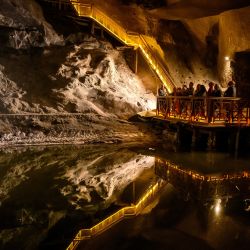Esta fotografía muestra a turistas visitando un lago subterráneo artificial en la mina de sal de Wieliczka, a las afueras de Cracovia. Wieliczka, una de las minas de sal más antiguas del mundo, está reconocida por la UNESCO como Patrimonio de la Humanidad. Es una atracción turística, pero también un centro de salud que lleva casi 200 años ofreciendo terapia con sal a pacientes con problemas pulmonares. | Foto:Mladen Antonov / AFP