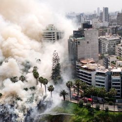 Esta vista aérea muestra el humo que se eleva de un incendio en los acantilados de la Costa Verde, en el distrito limeño de Miraflores, Perú. | Foto:ERNESTO BENAVIDES / AFP