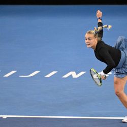La checa Sara Bejlek saca ante la japonesa Naomi Osaka durante su partido de individuales femenino en el torneo de tenis China Open, en Pekín. | Foto:Greg Baker / AFP