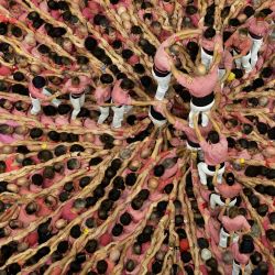 Miembros del equipo Colla Vella de Valls forman un "castell" (torre humana) durante el 30.º Concurso de Castells en Tarragona. Los "castells", construidos tradicionalmente durante las fiestas en Cataluña, reúnen a equipos que compiten por levantar y desmontar la torre humana más alta. | Foto:Josep Lago / AFP