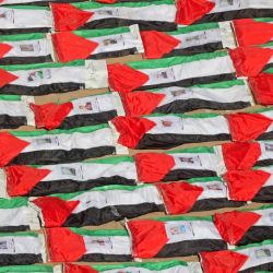Palestinos participan en una procesión funeraria colectiva en el barrio de Al-Yarmouk, en Gaza, tras la recuperación de 105 cuerpos de entre los escombros del complejo residencial Al-Taj, destruido por ataques israelíes hace tres años. | Foto:OMAR AL-QATTAA / AFP