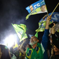 Partidarios del candidato presidencial brasileño de derecha Flavio Bolsonaro celebran los resultados de las elecciones presidenciales en Porto Alegre, Brasil. | Foto:SILVIO AVILA / AFP