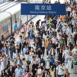 Pasajeros salen de la Estación del Ferrocarril de Nanjing, en Nanjing, en la provincia de Jiangsu, en el este de China. La red de transporte del país marcó un pico de viajes en el primer día de las vacaciones del Día Nacional. | Foto:Xinhua/Su Yang