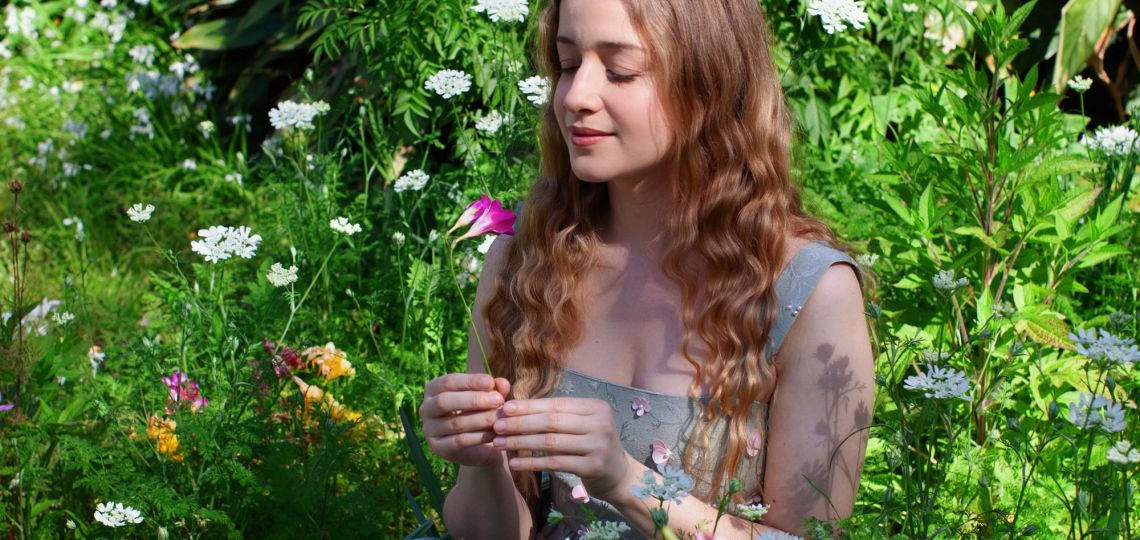 Lulú Martins: la diseñadora que transforma recuerdos, flores y prendas reutilizadas en moda