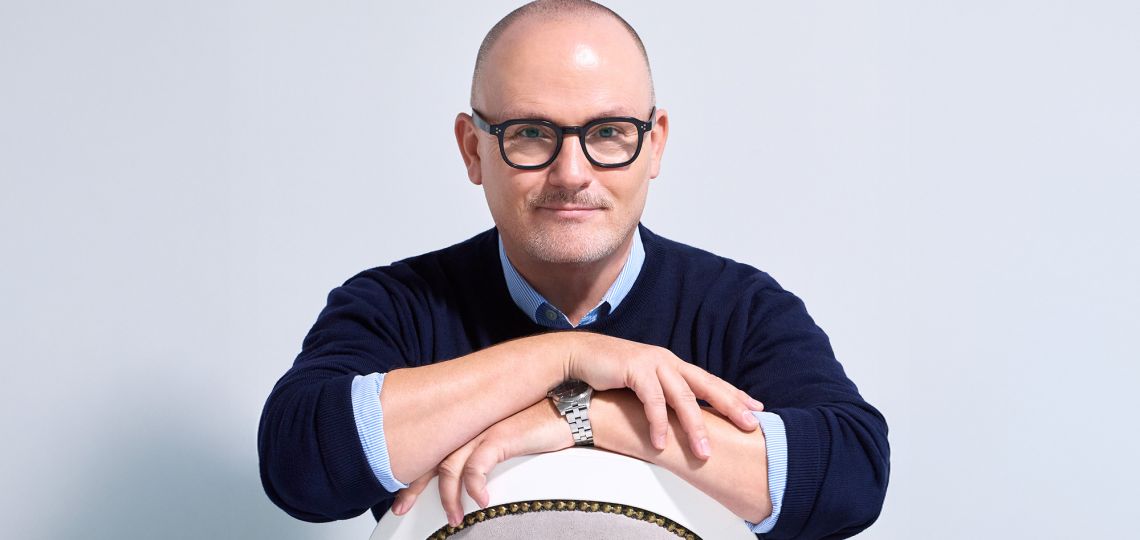 Peter Philips, maquillador global de Dior: “Una mujer que prueba un labial rojo, descubre en quién se puede convertir”