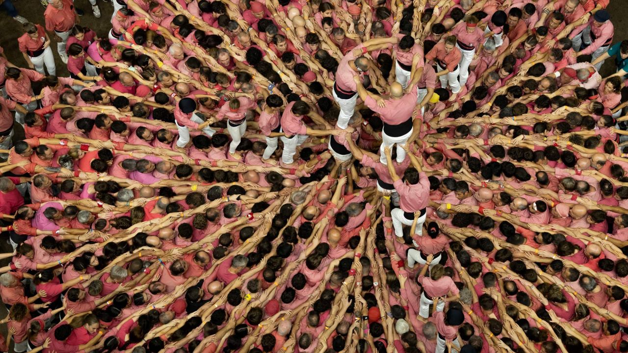Miembros del equipo Colla Vella de Valls forman un "castell" (torre humana) durante el 30.º Concurso de Castells en Tarragona. Los "castells", construidos tradicionalmente durante las fiestas en Cataluña, reúnen a equipos que compiten por levantar y desmontar la torre humana más alta. | Foto:Josep Lago / AFP