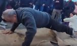 Video: Guillermo Moreno haciendo flexiones en la caminata a Luján