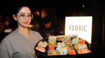 Un catering distinguido y un bandejeo sin pausas marcaron la propuesta gastronómica de Fabric Sushi en Caras Moda. 