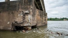 Choque de una barcaza contra el puente Chaco-Corrientes