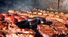 Detalle de asado en la parrilla