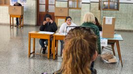 Encuesta: Crece la brecha de género y uno de los "dos peronismos" es el preferido entre quienes votarán un cambio