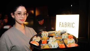 Un catering distinguido y un bandejeo sin pausas marcaron la propuesta gastronómica de Fabric Sushi en Caras Moda. 
