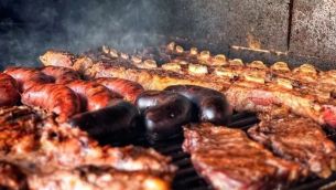 Detalle de asado en la parrilla