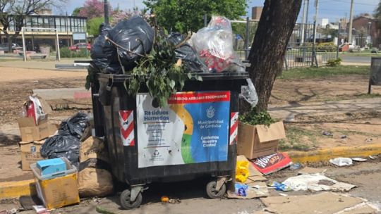 Basura acumulada en Córdoba: horas extras y operativo de recolección por los días sin servicio