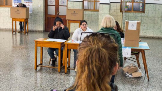 Encuesta: a un año de las elecciones, los indecisos se mantienen como la tercera fuerza política