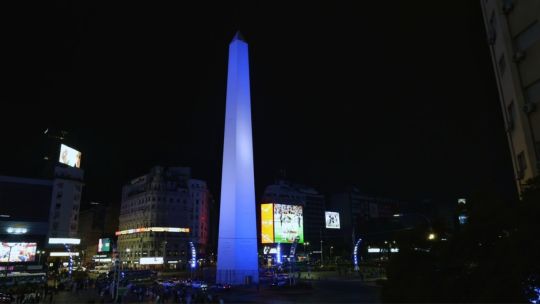 La Ciudad se suma a la despedida de Messi: ilumina sus monumentos de celeste y blanco