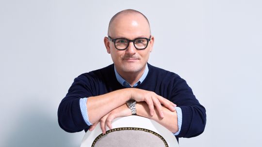 Peter Philips, maquillador global de Dior: “Una mujer que prueba un labial rojo, descubre en quién se puede convertir”