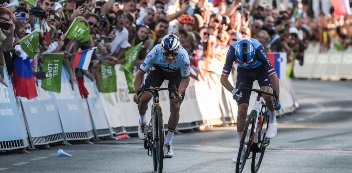 El ciclista belga Remco Evenepoel (izq.) esprinta hacia la línea de meta para ganar la prueba de ruta masculina élite del Campeonato de Europa de Ciclismo en Ruta de la UEC, por delante del italiano Giulio Ciccone (der.), en Sencur, cerca de Liubliana (Eslovenia).