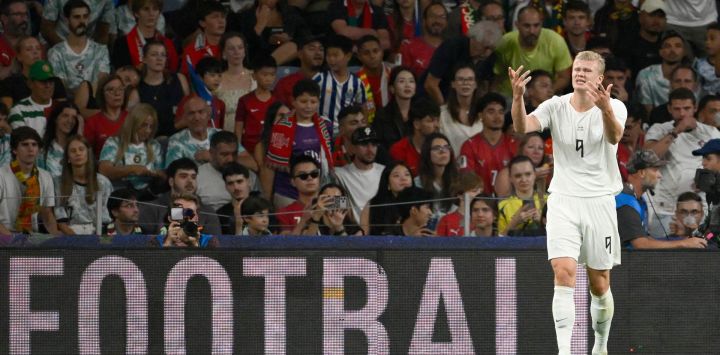 El delantero noruego Erling Haaland hace un gesto durante el partido de fútbol del Grupo 4 de la Liga de Naciones de la UEFA entre Portugal y Noruega en el estadio do Dragão de Oporto.