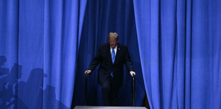 El presidente de Estados Unidos, Donald Trump, camina hacia el escenario durante un mitin de campaña en Vandalia, Ohio.