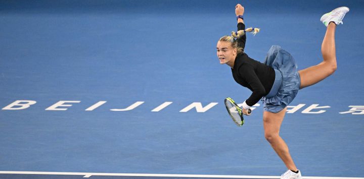 La checa Sara Bejlek saca ante la japonesa Naomi Osaka durante su partido de individuales femenino en el torneo de tenis China Open, en Pekín.