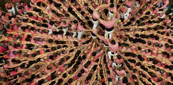 Miembros del equipo Colla Vella de Valls forman un "castell" (torre humana) durante el 30.º Concurso de Castells en Tarragona. Los "castells", construidos tradicionalmente durante las fiestas en Cataluña, reúnen a equipos que compiten por levantar y desmontar la torre humana más alta.