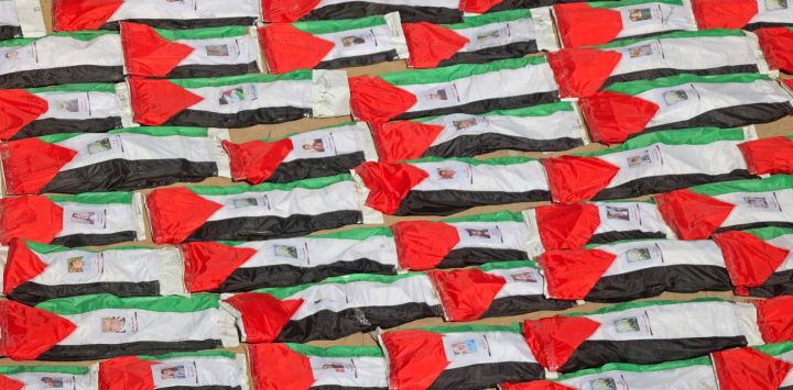 Palestinos participan en una procesión funeraria colectiva en el barrio de Al-Yarmouk, en Gaza, tras la recuperación de 105 cuerpos de entre los escombros del complejo residencial Al-Taj, destruido por ataques israelíes hace tres años.