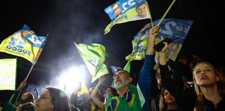 Partidarios del candidato presidencial brasileño de derecha Flavio Bolsonaro celebran los resultados de las elecciones presidenciales en Porto Alegre, Brasil.