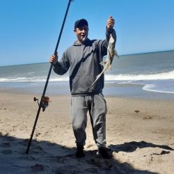 La temporada recién comienza. El clima seguirá siendo un factor decisivo, pero para el pescador de costa hay una buena noticia: cuando el mar da una tregua, el pique aparece.