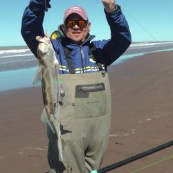 La temporada recién comienza. El clima seguirá siendo un factor decisivo, pero para el pescador de costa hay una buena noticia: cuando el mar da una tregua, el pique aparece.
