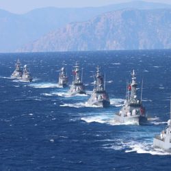 Imagen de barcos vistos durante el ejercicio "Denizkurdu-I/2026", en Mugla, Turquía. El ejercicio "Denizkurdu-I/2026" se llevó a cabo en el mar Negro, el mar de Mármara, el mar Egeo y el Mediterráneo oriental. Aproximadamente 14.000 efectivos, 100 buques de superficie y 50 aeronaves participaron en el ejercicio. | Foto:Xinhua/Mustafa Kaya