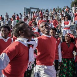 Jóvenes vestidos con chalecos rojos brillantes y atuendos tradicionales Oromo forman un círculo mientras bailan y cantan durante las celebraciones de Irreecha en Addis Abeba, Etiopía. | Foto:Solan Kolli / AFP
