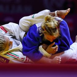 La italiana Odette Giuffrida (de blanco) compite contra la brasileña Rafaela Rodrigues en los dieciseisavos de final de la categoría femenina de menos de 52 kg durante el Campeonato Mundial de Judo en Bakú. | Foto:ANNE-CHRISTINE POUJOULAT / AFP