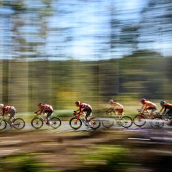 Los daneses Mikkel Norsgaard Bjerg, Mads Pedersen y Peter Hansen, seguidos por el Mónaco Victor Langellotti, el holandés Jardi van der Lee, el español Pau Miquel Delgado y el austriaco Michael Gogl compiten en la carrera de élite masculina en ruta del Campeonato Europeo de Ciclismo en Ruta UEC entre Liubliana y Sencur. | Foto:Jure Makovec / AFP